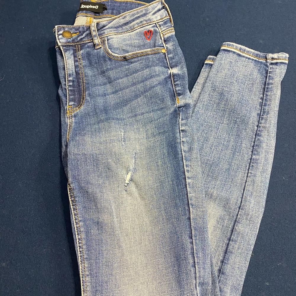 DESIGUAL FLATTERING jeans w/ fun little stitched heart❤️see pic for details!❤️